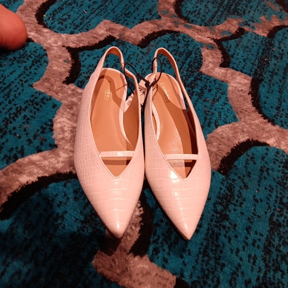 NWT Express Pointy Toe cream  Slingback Flats size 6 - Picture 2 of 5
